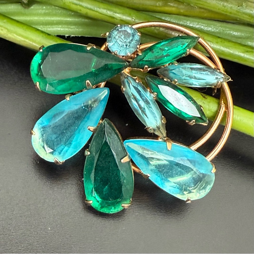 Vintage Unsigned Juliana? Blue & Green Rhinestones Gold-tone Flower Brooch 12g.